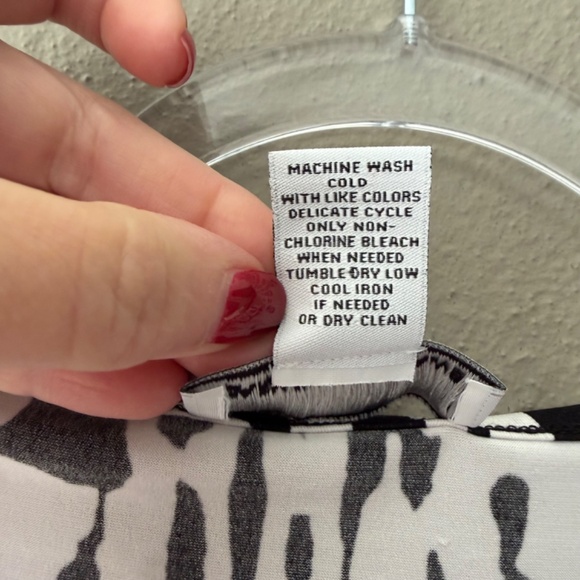 Carmen Marco Valvo Zebra Print Short Sleeve Stretch Black White Top Size M - Picture 6 of 7